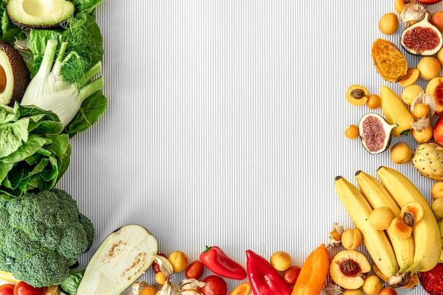 Foto gratuita una variedad de verduras y frutas frescas sobre un fondo blanco plano