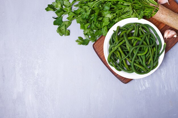 Variedad de verduras en una tabla de madera en azul