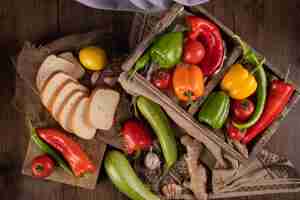 Foto gratuita variedad de verduras de temporada con pan de molde.