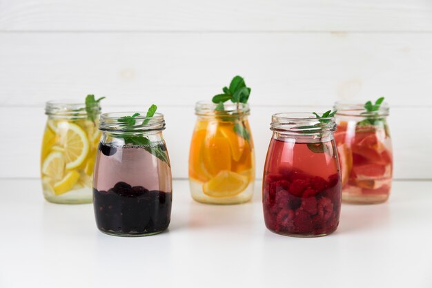 Variedad de zumos de frutas frescas.