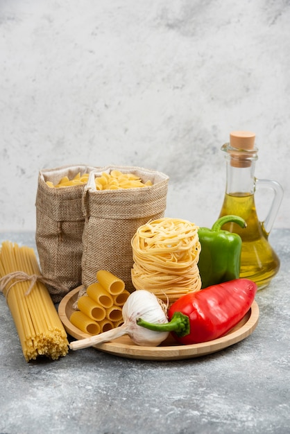 Variedades de pasta cruda con ajo, ají y aceite de oliva.