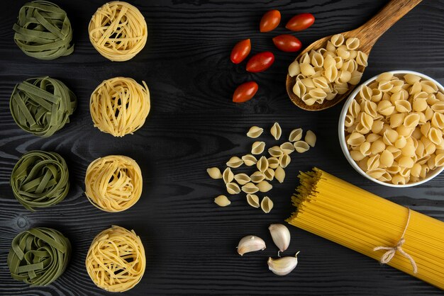 Variedades de pasta servidas con tomate y ajo.