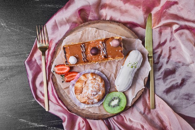 Variedades de pastelería en bandeja de madera.