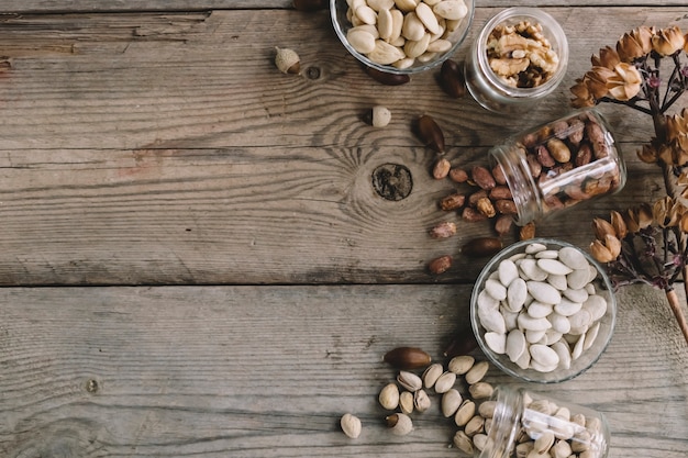 Foto gratuita vario nueces en vasos con espacio arriba