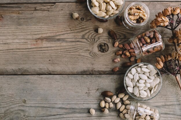 Vario nueces en vasos con espacio arriba