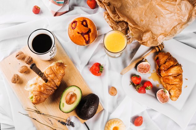 Varios alimentos para el desayuno en el fondo blanco