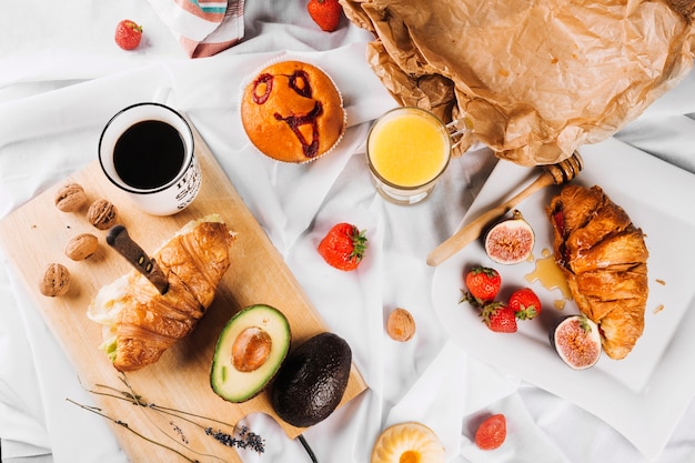 Varios alimentos para el desayuno en el fondo blanco