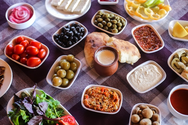 Foto gratuita varios alimentos en la mesa y yogur en la vista superior de la olla