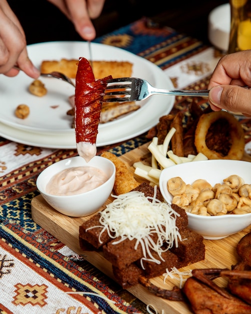 Varios aperitivos para cerveza y salsa.