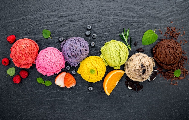 Varios de bola de sabor de helado establecido Foto Premium 