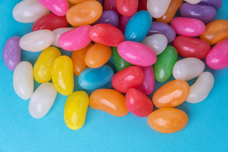 Foto gratuito varios caramelos sobre el fondo azul