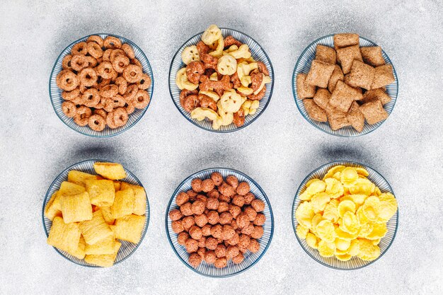 Foto gratuita varios cereales para el desayuno