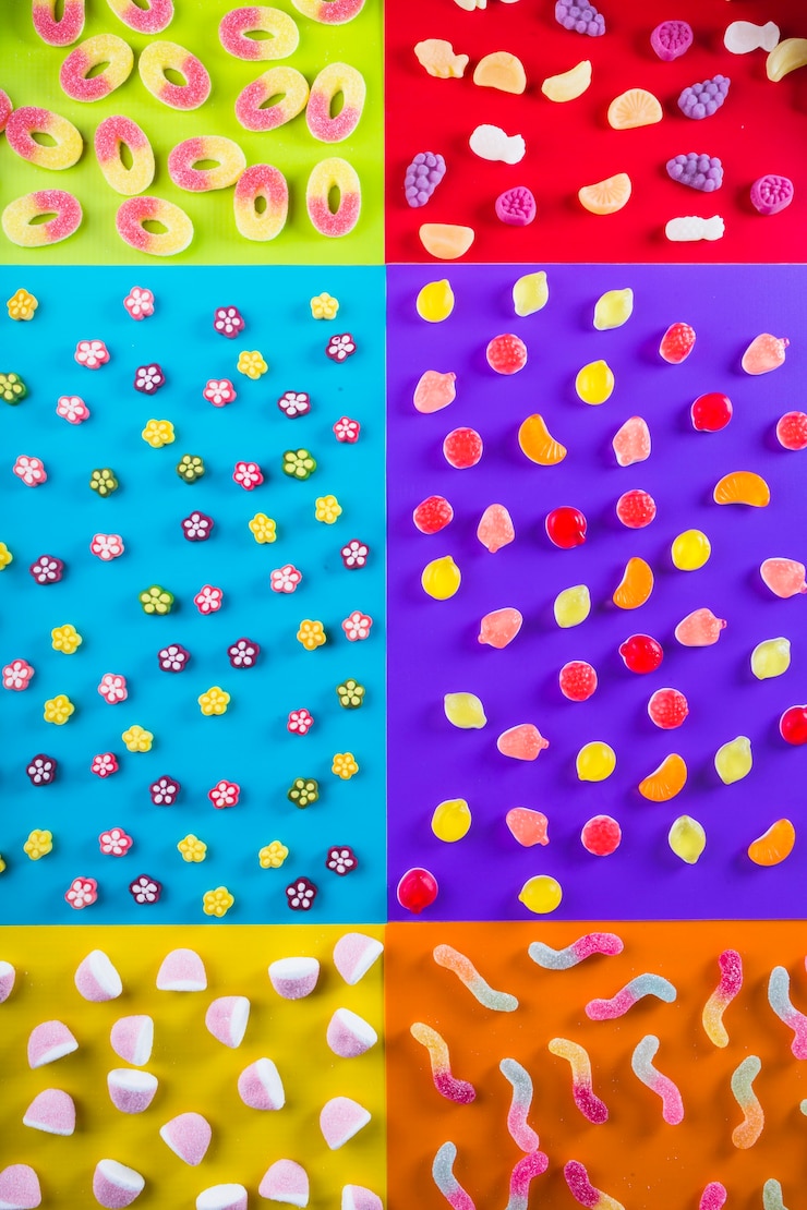 Foto gratuito varios dulces en el fondo multicolor