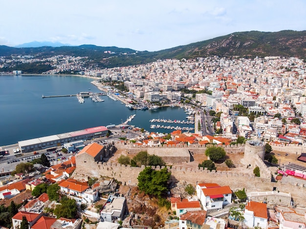 Varios edificios en el costo del mar Egeo con puerto en Kavala, Grecia