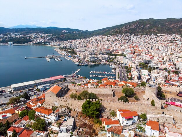 Varios edificios en el costo del mar Egeo con puerto en Kavala, Grecia