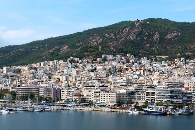 Varios edificios en el costo del mar Egeo con puerto en Kavala, Grecia