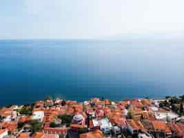 Foto gratuita varios edificios con techos de color naranja, ubicados en la costa del mar egeo