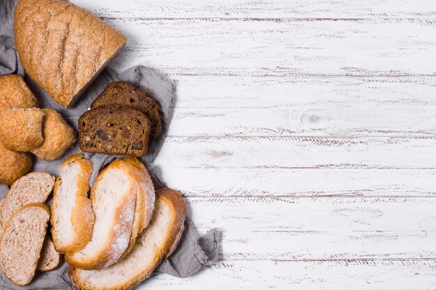 Varios espacios de copia de pan blanco y de grano entero