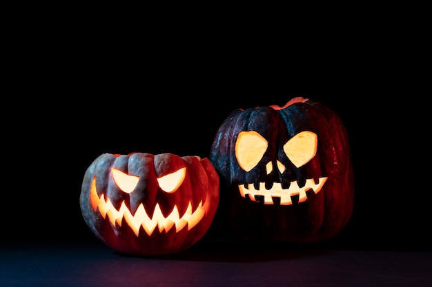 Foto gratuita varios espeluznantes tallados de calabazas de halloween