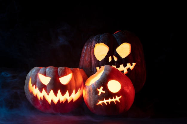 Foto gratuita varios espeluznantes tallados de calabazas de halloween