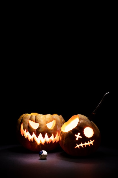 Foto gratuita varios espeluznantes tallados de calabazas de halloween