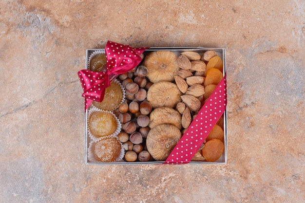 Foto gratuita varios frutos secos y nueces en caja de regalo.