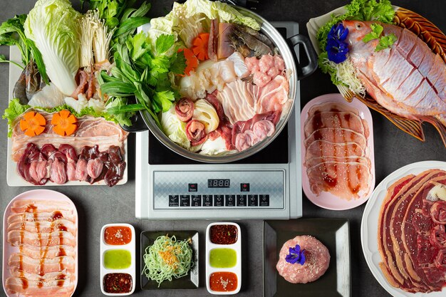 Varios ingredientes de shabu hot pot con salsa