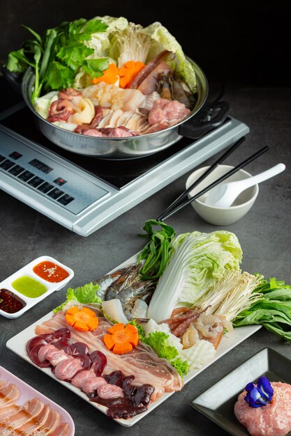 Varios ingredientes de shabu hot pot con salsa