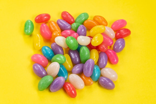 Varios Jelly Beans sobre fondo amarillo