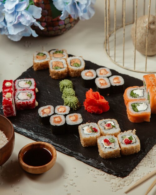 varios juegos de rollos de sushi