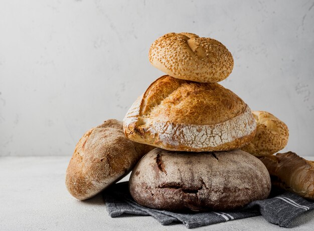 Varios pan blanco y de grano entero en una pila