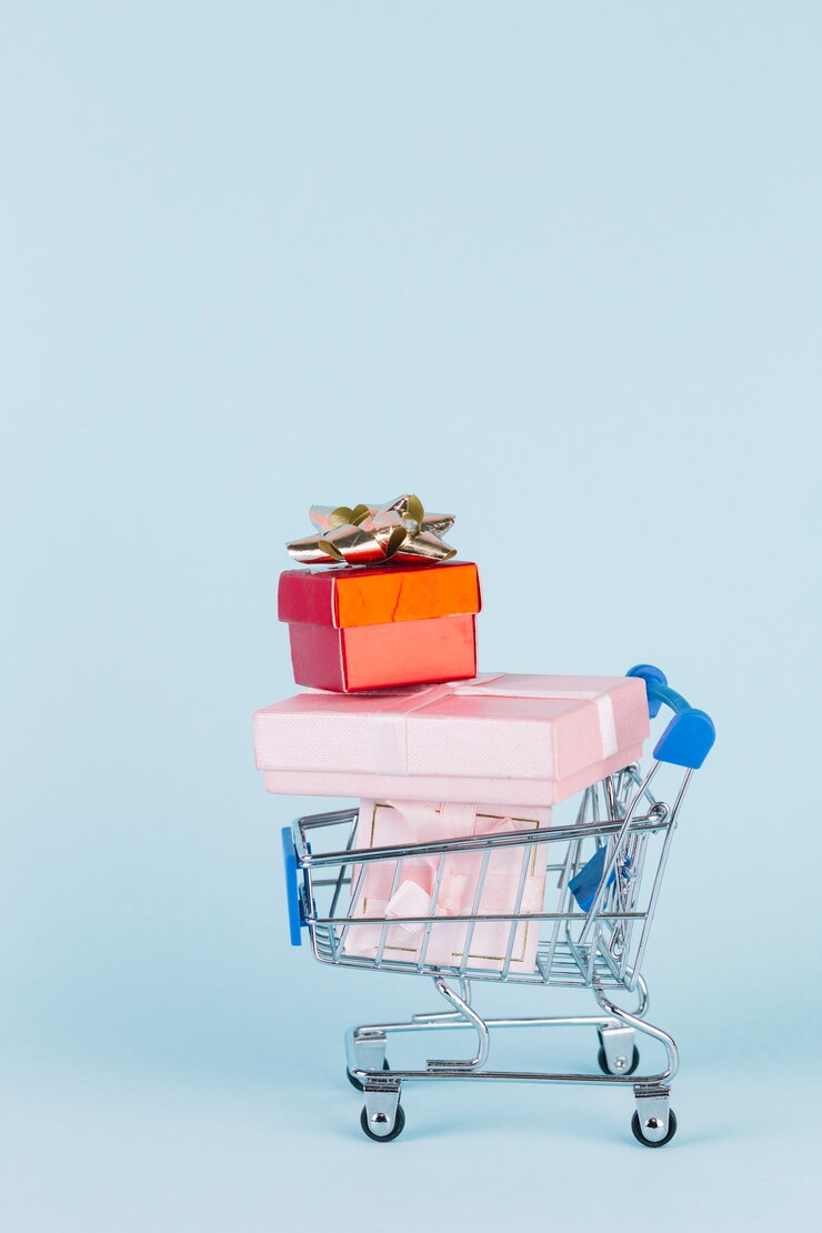 Foto gratuito varios paquetes apilados en carro de compras en el contexto azul