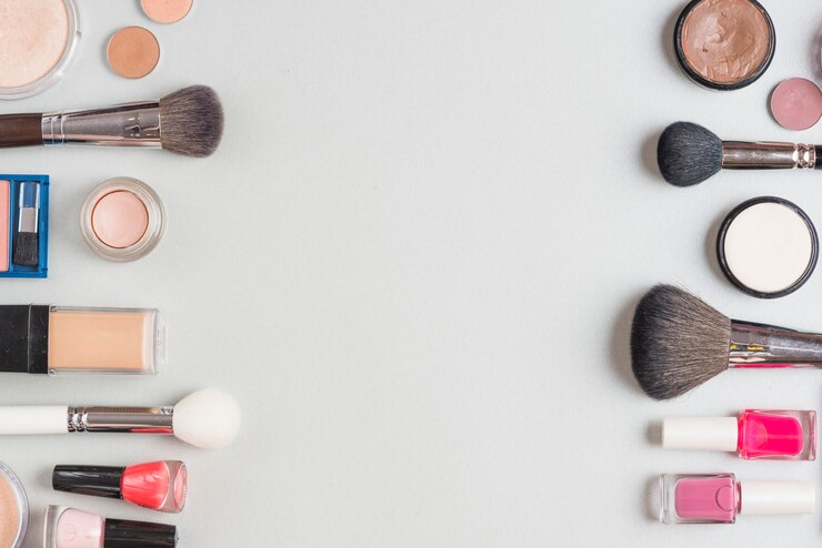 Foto gratuito varios productos de maquillaje en el fondo blanco