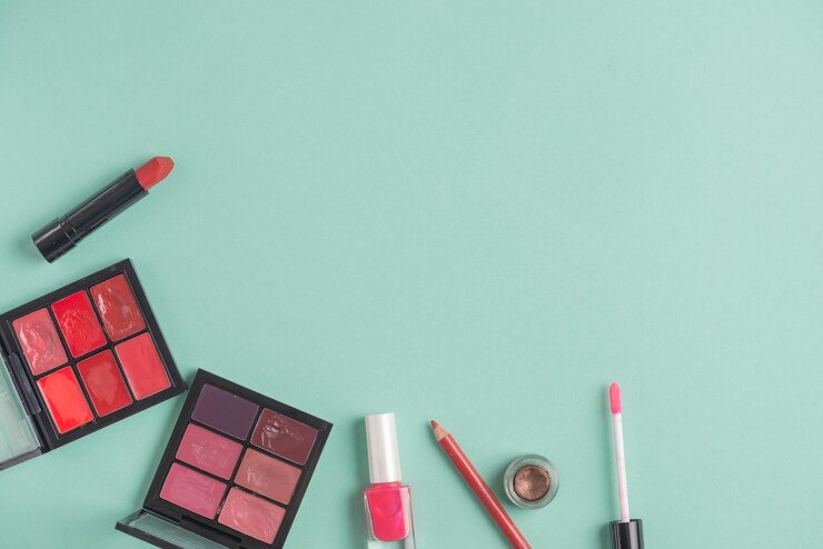 Foto gratuito varios productos de maquillaje en fondo verde