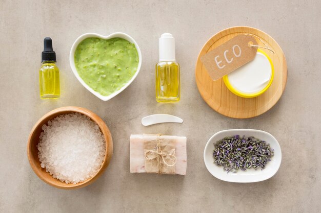 Varios productos planos para el cuidado de la piel.