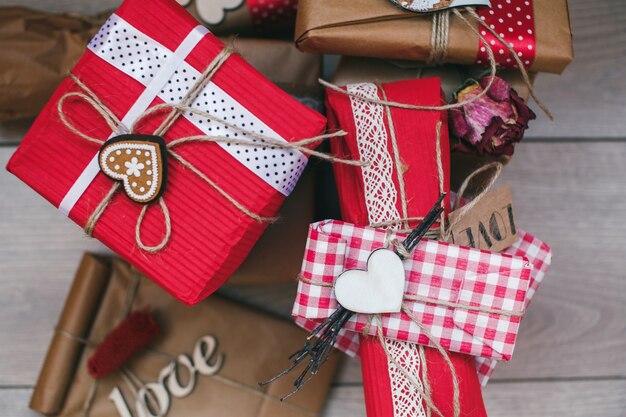 Varios regalos de san valentín con corazones