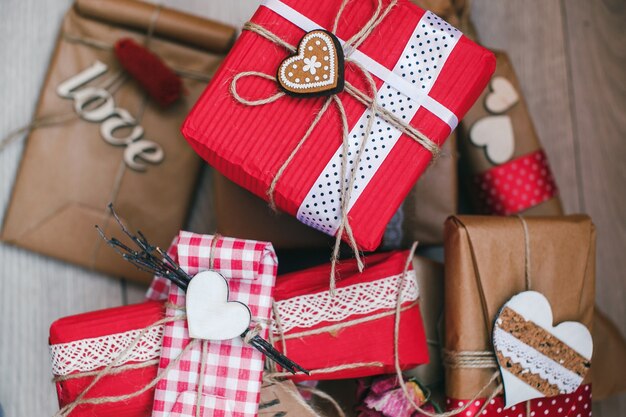 Varios regalos de san valentín con corazones