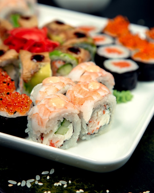 Varios rollos de sushi en el plato