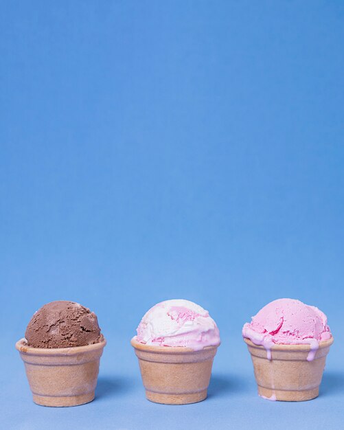 Varios de sabores de helado vista frontal
