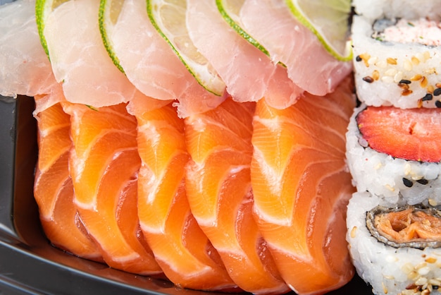Varios sushi en el plato sobre la mesa - detalle