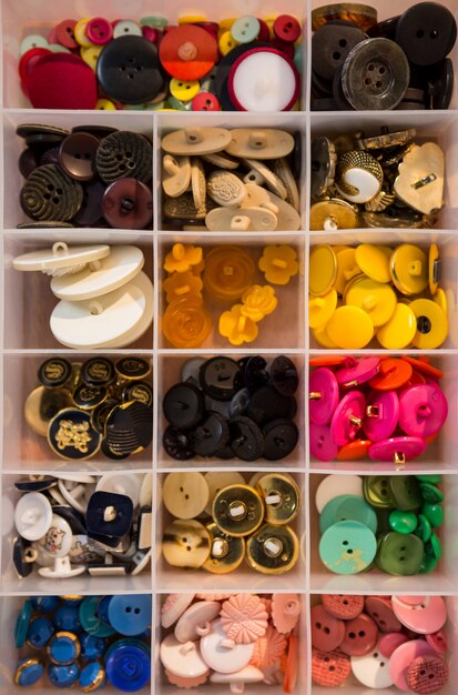 Varios tipos de botones en una caja