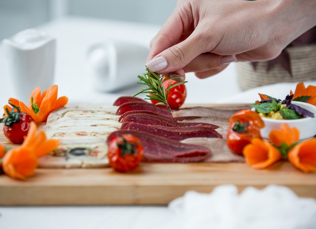 varios tipos de carpaccio sobre la mesa