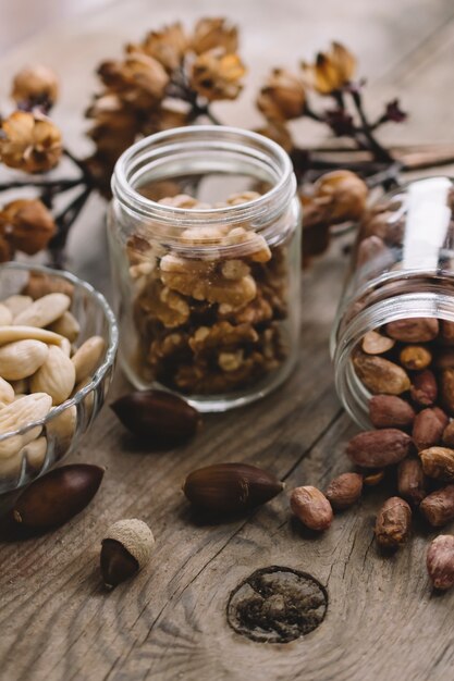 Varios tipos de nueces en vasos