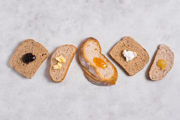 Varios tipos de pan con miel y mermelada desayuno