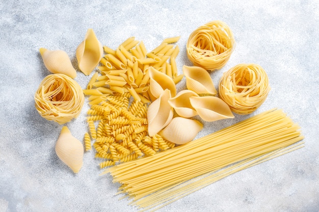 Varios tipos de pasta sin cocer.