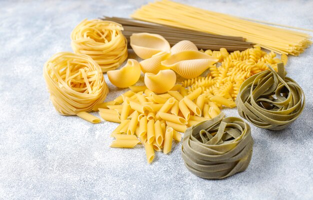 Varios tipos de pasta sin cocer.