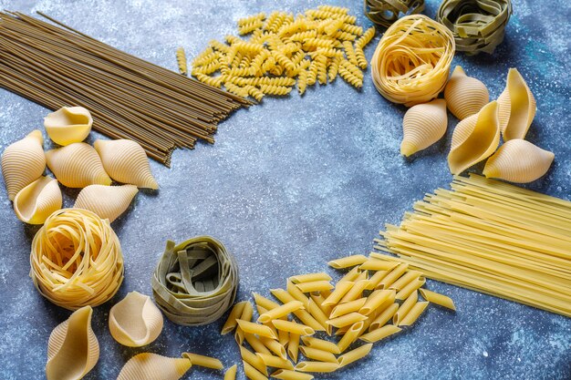 Varios tipos de pasta sin cocer.