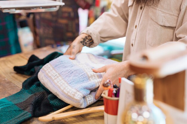 Varios tipos de ropa en la tienda de ropa.