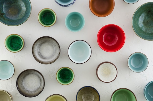 Varios tipos de taza de cerámica y vasos aislados sobre fondo blanco