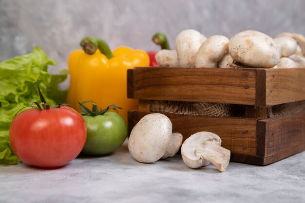 Varios tipos de verduras frescas y saludables colocadas en piedra